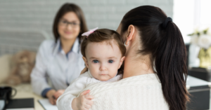 É importante a atuação dos profissionais da saúde para esclarecer as dúvidas, os medos e as expectativas da mãe em relação à amamentação.