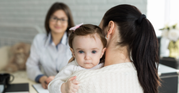 É importante a atuação dos profissionais da saúde para esclarecer as dúvidas, os medos e as expectativas da mãe em relação à amamentação.